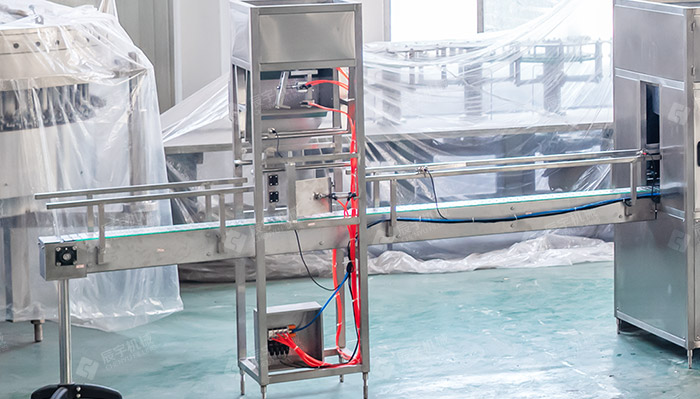 5加侖桶裝水灌裝生產(chǎn)線 5加侖桶裝水灌裝生產(chǎn)線